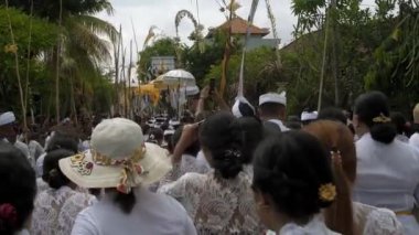 Desa Munggu, Kabupaten Badung, Bali, Endonezya - 29 Şubat 2020: Seremoni Mekotek, Hindular tarafından yüzyıllardır Bali 'de ilan edilen bir miras. Erkeklerin tuttuğu uzun sopalı bir ayin..