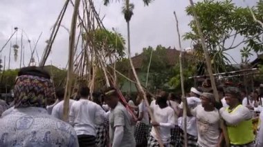 Desa Munggu, Kabupaten Badung, Bali, Endonezya - 29 Şubat 2020: Seremoni Mekotek, Hindular tarafından yüzyıllardır Bali 'de ilan edilen bir miras. Erkeklerin tuttuğu uzun sopalı bir ayin..