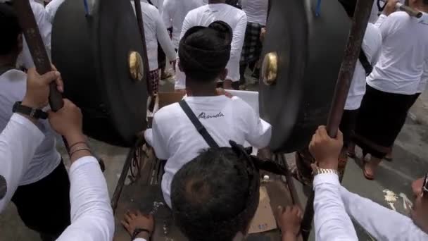 Desa Munggu Kabupatten Badung Bali インドネシア 2020年2月29日 儀式Mekotekは何世紀にもわたってバリのヒンドゥスによって評価されてきた遺産です 路上で太鼓を持つ儀式の男性 — ストック動画