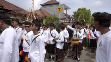 Desa Munggu, Kabupaten Badung, Bali, Endonezya - 29 Şubat 2020: Seremoni Mekotek, Hindular tarafından yüzyıllardır Bali 'de ilan edilen bir miras. Sokakta davul çalan bir ayin adamı.