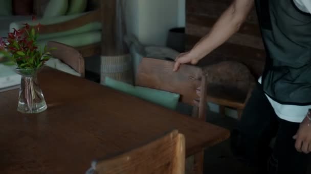 Jong Moedig Europees Guy Brunette Met Lang Haar Zitten Alleen — Stockvideo