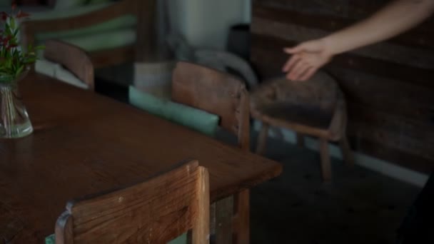 Jong Moedig Europees Guy Brunette Met Lang Haar Zitten Alleen — Stockvideo