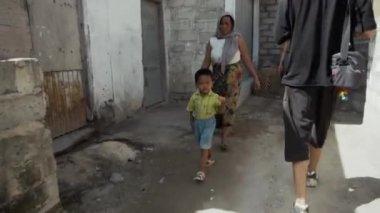 Benoa, Kuta, Kabupaten Badung, Bali, Endonezya - 8 Temmuz 2020: Endonezya 'da kadın ve çocukların kendi elleriyle inşa ettikleri küçük evlerin videosu