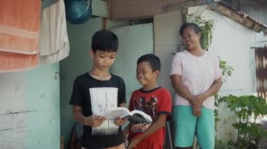 Benoa, Kuta, Kabupaten Badung, Bali, Endonezya - 8 Temmuz 2020: Endonezya 'da kadın ve çocukların kendi elleriyle inşa ettikleri küçük evlerin videosu