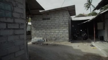 Benoa, Kuta, Kabupaten Badung, Bali, Endonezya - 8 Temmuz 2020: Endonezya 'da küçük bir köyün videosu