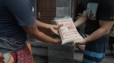 Benoa, Kuta, Kabupaten Badung, Bali, Endonezya - 8 Temmuz 2020: Endonezya 'nın küçük bir köyünün videosu