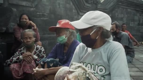 印度尼西亚巴厘 卡布巴顿 贝诺亚 2020年7月8日 印度尼西亚一个小村庄的视频 有蒙面老人的脸 — 图库视频影像