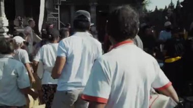 Benoa, Kuta, Kabupaten Badung, Bali, Endonezya - 8 Temmuz 2020: Endonezya 'da maskeli insanların olduğu küçük bir köyün videosu