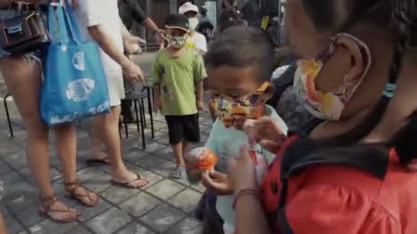 ベノア カブーパテン バダン インドネシア 2020年7月8日 仮面をつけた人々と子供たちを顔にしたインドネシアの小さな村のビデオ — ストック動画