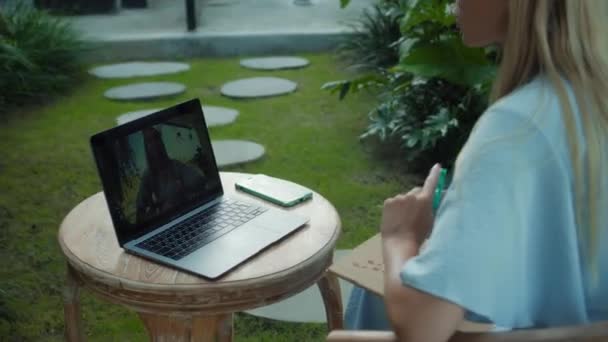 Відео Молодої Дівчини Яка Сидить Дерев Яним Столом Працює Ноутбуком — стокове відео