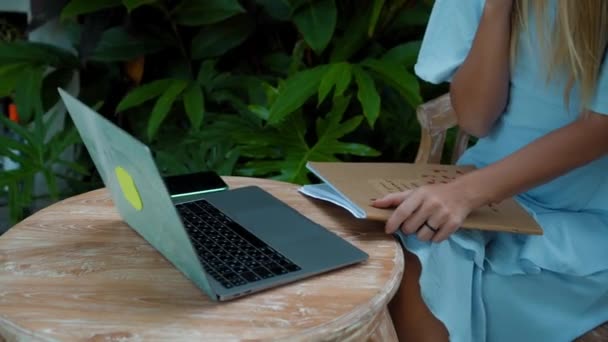 Vídeo Uma Jovem Sentada Uma Mesa Madeira Trabalhando Atrás Laptop — Vídeo de Stock