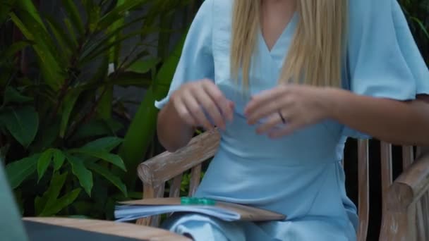 Video Van Een Jong Meisje Zittend Aan Een Houten Tafel — Stockvideo