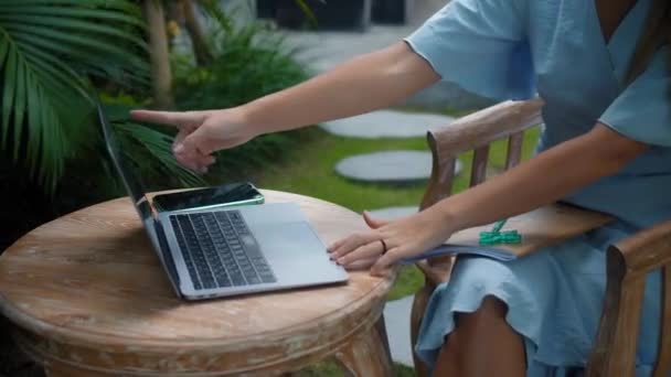 Vídeo Uma Jovem Sentada Uma Mesa Madeira Trabalhando Atrás Laptop — Vídeo de Stock