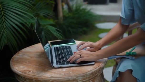 Nagranie Młodej Dziewczyny Siedzącej Przy Drewnianym Stole Pracującej Laptopem Zielonym — Wideo stockowe