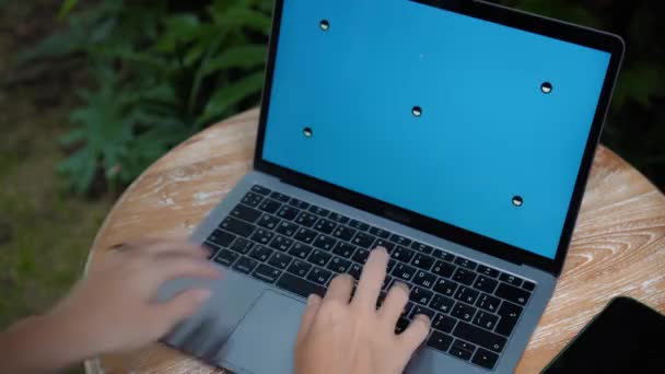 Vídeo Uma Jovem Sentada Uma Mesa Madeira Trabalhando Atrás Laptop — Vídeo de Stock