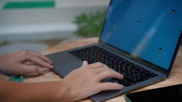 Vídeo Uma Jovem Sentada Uma Mesa Madeira Trabalhando Atrás Laptop — Vídeo de Stock