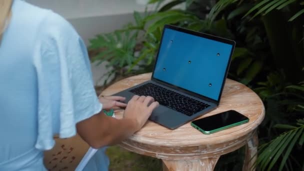 탁자에 정원에 노트북 뒤에서 일하는 소녀의 비디오 — 비디오
