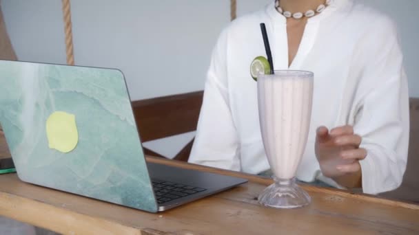 Ragazza Seduta Tavolo Legno Che Lavora Dietro Computer Portatile Nel — Video Stock