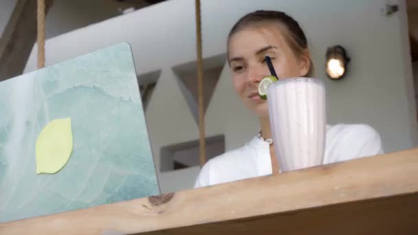 Joven Sentada Una Mesa Madera Trabajando Detrás Portátil Cafetería Tropical — Vídeos de Stock