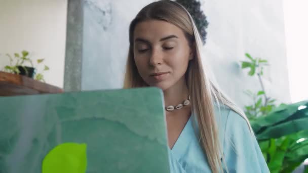 Vídeo Uma Jovem Sentada Uma Mesa Madeira Trabalhando Atrás Laptop — Vídeo de Stock