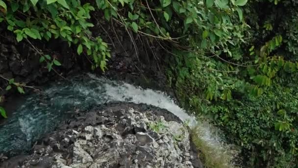 Vídeo Uma Cachoeira Alta Meio Uma Floresta Ilha Bali Indonésia — Vídeo de Stock
