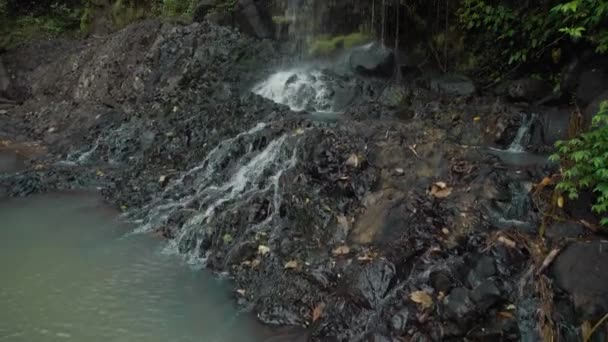 Video Alta Cascata Nel Mezzo Una Foresta Sull Isola Bali — Video Stock