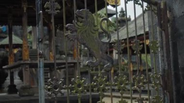 Pampatan, Rendang, Karangasem Regancy, Bali, Endonezya - 18 Temmuz 2020: Metal bir çitin üzerindeki aslan metali heykelinin yakın çekimi