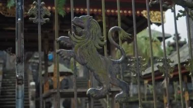 Pampatan, Rendang, Karangasem Regancy, Bali, Endonezya - 18 Temmuz 2020: Metal bir çitin üzerindeki aslan metali heykelinin yakın çekimi