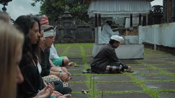 パンパタン レンダン カランガセムレガンシー インドネシア 2020年7月18日 蓮の花に座っている人々のビデオは バリの島の神聖な場所で浄化式を行うポーズ — ストック動画