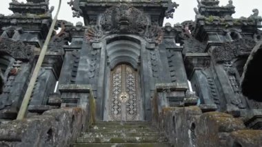 Pampatan, Rendang, Karangasem Regancy, Bali, Endonezya - 18 Temmuz 2020: Doğu Bali 'deki Lambuyang Tapınağı' nın tepesinde kapısı olan ejderhalar ve kaya merdivenleri.