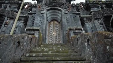 Pampatan, Rendang, Karangasem Regancy, Bali, Endonezya - 18 Temmuz 2020: Doğu Bali 'deki Lambuyang Tapınağı' nın tepesinde kapısı olan ejderhalar ve kaya merdivenleri.