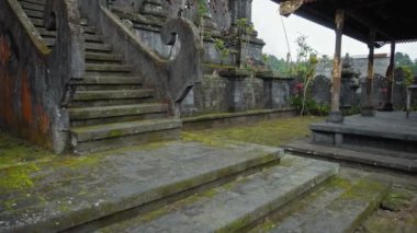 Pampatan, Rendang, Karangasem Regancy, Bali, Endonezya - 18 Temmuz 2020: Doğu Bali 'deki Lambuyang Tapınağı' ndaki kaya merdivenleri.
