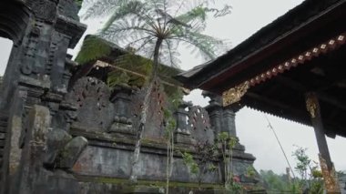 Pampatan, Rendang, Karangasem Regancy, Bali, Endonezya - 18 Temmuz 2020: Doğu Bali 'deki Lambuyang Tapınağı' ndaki kaya merdivenleri.