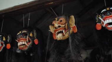 Rangda maskesi, Bali 'deki Hindu dininin negatif enerji sembollerinden biridir.