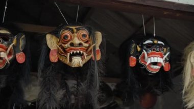 Rangda maskesi, Bali 'deki Hindu dininin negatif enerji sembollerinden biridir.