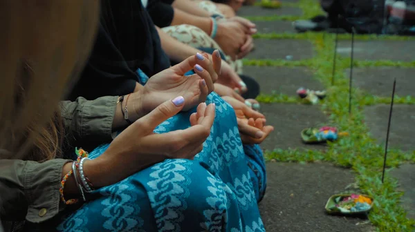 Fotografera Händerna Människor Som Sitter Lotus Poserar Vid Indonesisk Ceremoni — Stockfoto