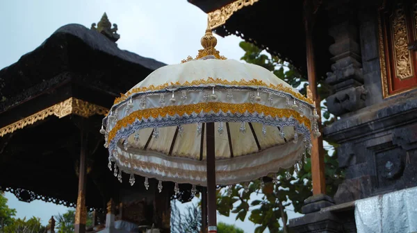 Tradycyjny Balinowy Dekoracyjny Biały Żółty Parasol Świętym Miejscu — Zdjęcie stockowe