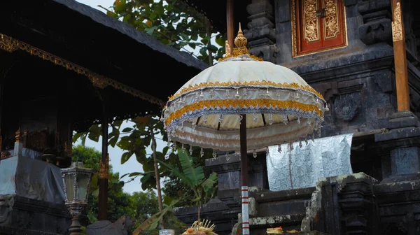 Ombrello Tradizionale Balinese Decorativo Bianco Giallo Nel Luogo Santo — Foto Stock