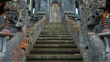 Pampatan, Rendang, Karangasem Regancy, Bali, Endonezya - 18 Temmuz 2020: Doğu Bali 'deki Lambuyang Tapınağı' nın tepesinde kapısı olan ejderhalar ve kaya merdivenleri.