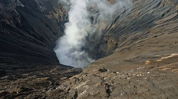 インドネシアのジャワ島の煙火山噴火口の写真 — ストック写真