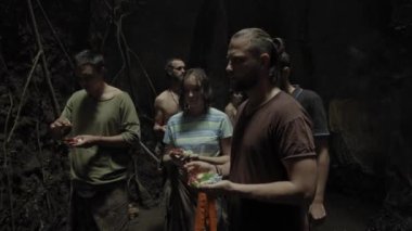 Mawar, Punggul, Kabupetan Badung, Bali, Endonezya - 28 Temmuz 2020: Bir grup dindar insan karanlık bir mağarada gizemli bir büyü ayini gerçekleştiriyor