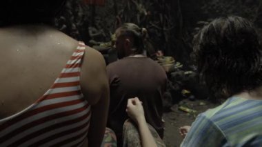 Mawar, Punggul, Kabupetan Badung, Bali, Endonezya - 28 Temmuz 2020: Bir grup dindar insan karanlık bir mağarada gizemli bir büyü ayini gerçekleştiriyor