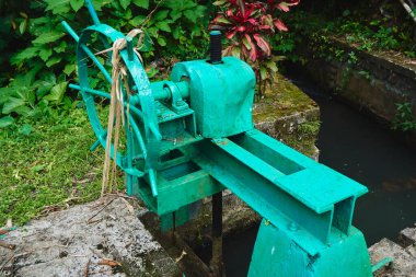 Endonezya 'daki pirinç tarlalarına su kaynağı için eski bir su barajının fotoğrafı.