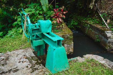 Endonezya 'daki pirinç tarlalarına su kaynağı için eski bir su barajının fotoğrafı.