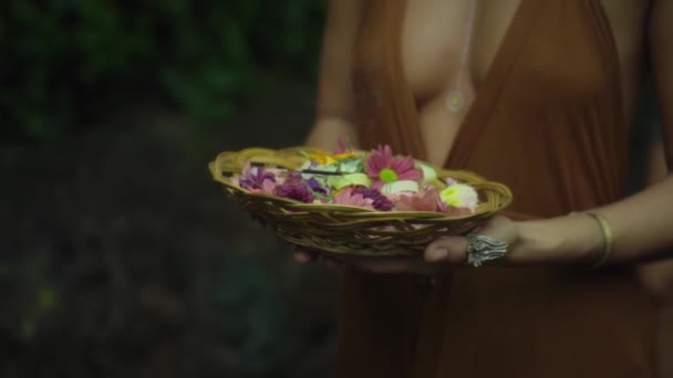 Wideo Młodą Dziewczyną Sukience Trzymającą Kosz Kwiatów Spacerującą Przez Las — Wideo stockowe