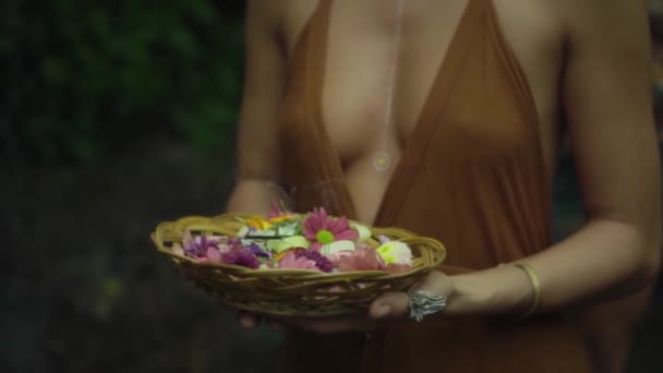 Vídeo Uma Jovem Vestido Segurando Uma Cesta Flores Caminhando Pela — Vídeo de Stock