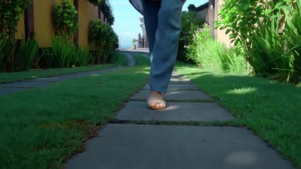 Una Joven Pantalones Azules Camina Naturaleza Través Losas Piedra Entre — Vídeo de stock