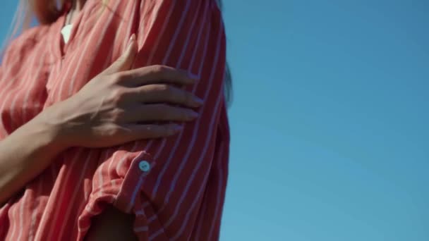 Uma Jovem Menina Uma Camisa Vermelha Com Listras Brancas Fica — Vídeo de Stock