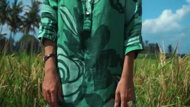 Yeşil Elbiseli Genç Bir Kız Arkasında Palmiye Ağaçları Bulutlar Olan — Stok video