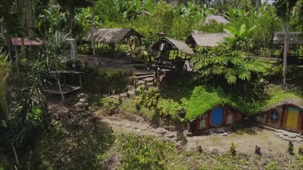 Drone Vídeo Tiroteio Vale Verde Com Uma Casa Entre Uma — Vídeo de Stock